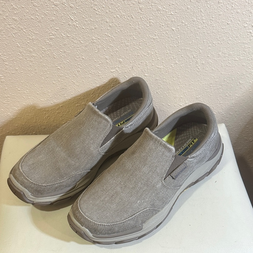 Sketchers Men’s Respected-Fallston. Size 9 1/2